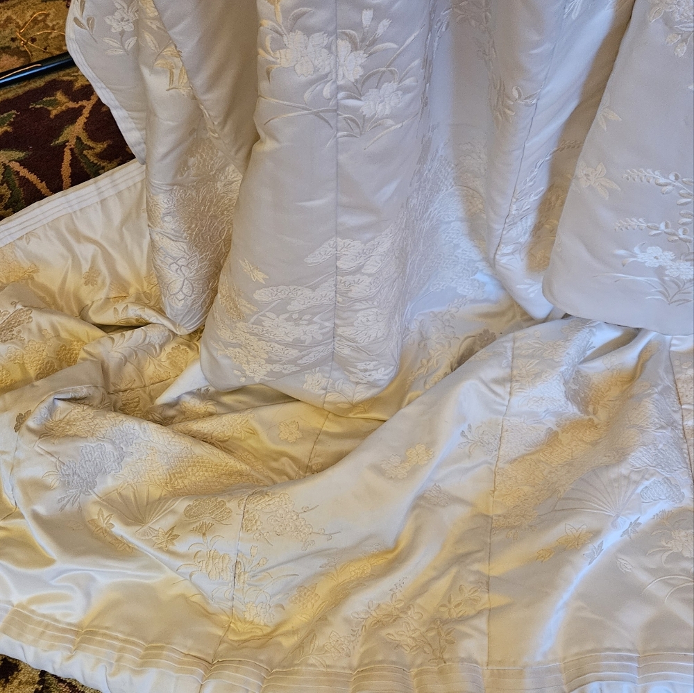 Authentic Japanese White Silk Embroidered Padded Women's Wedding Kimomo - Picture 10 of 15